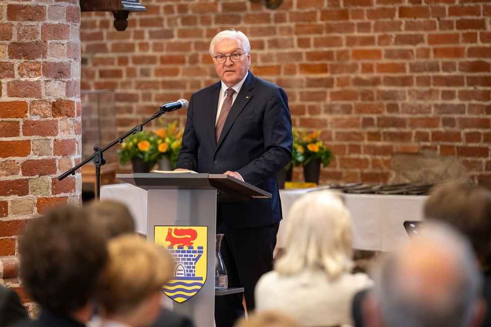 Der Bundespräsident hält eine Rede bei der Ordensverleihung an engagierte Bürgerinnen und Bürger aus Schleswig-Holstein